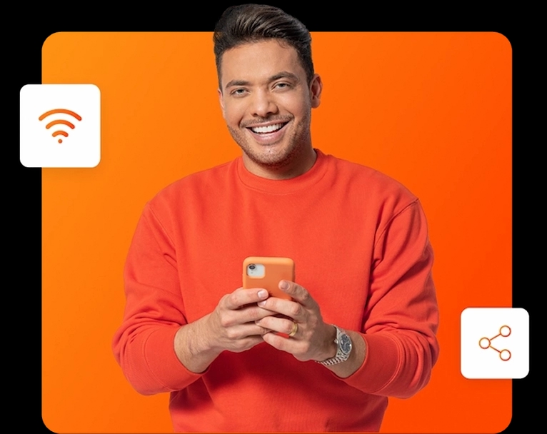 Cantor Wesley Safadão segurando um celular